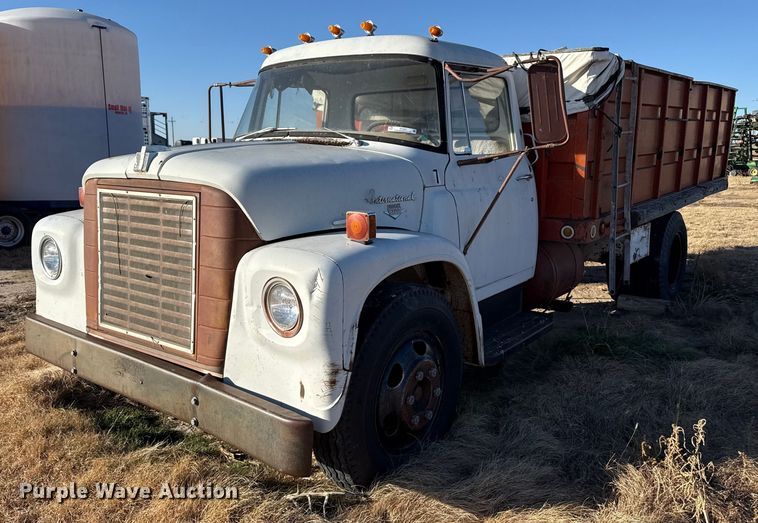 1970 International grain truck - EP2657