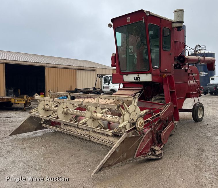 International Harvester 403C combine - ER0301