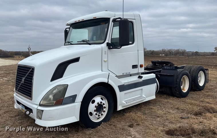 2006 Volvo VNL semi truck - EU6361