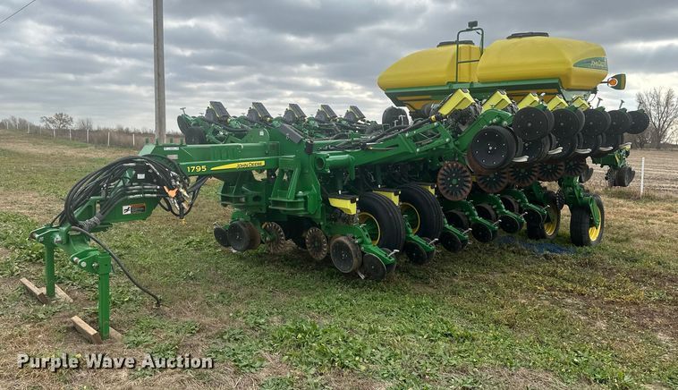 2017 John Deere 1795 Max Emerge split row no-till planter - EU6372