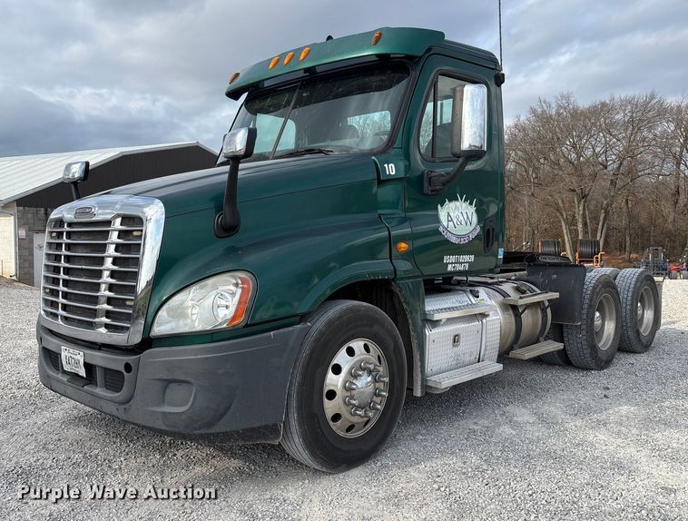 2013 Freightliner Cascadia semi truck - EV4422