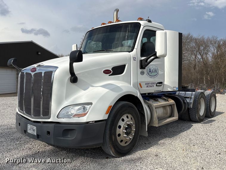 2017 Peterbilt 579 semi truck - EV4425