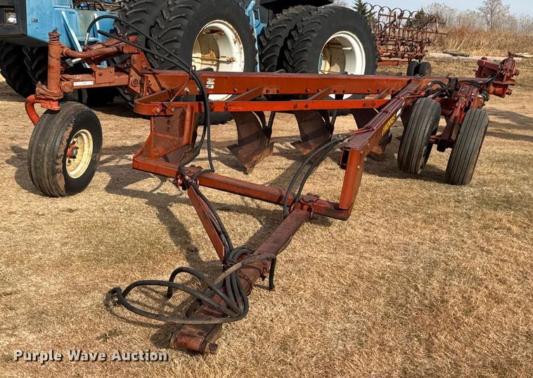 Morris Rod-Weeder 933 618 six bottom plow - NA9920