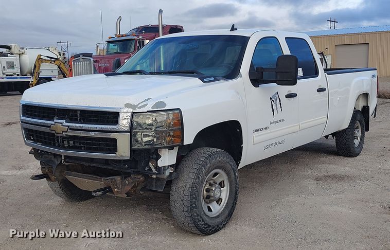 2010 Chevrolet Silverado 3500HD Crew Cab pickup truck - DT0801