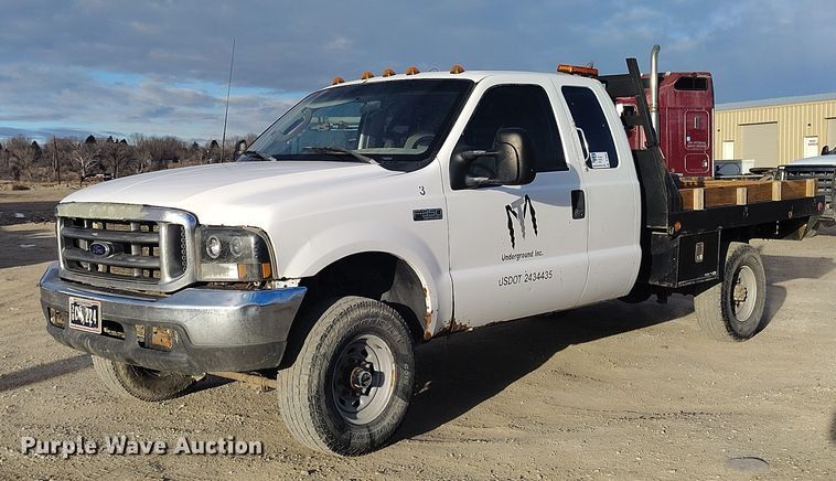 2003 Ford F350 Super Duty  SuperCab flatbed pickup truck - DT0802
