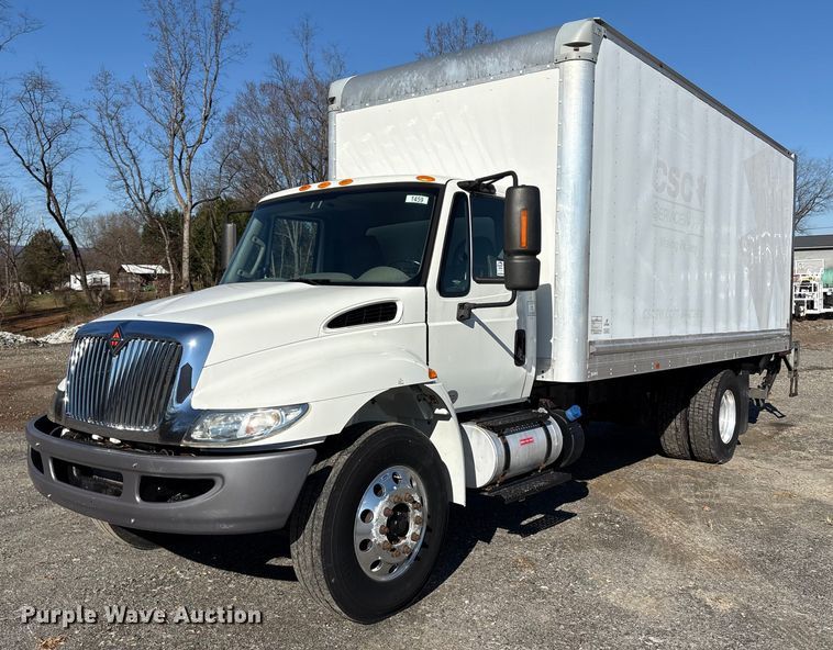 2018 International 4300 box truck - DT2764