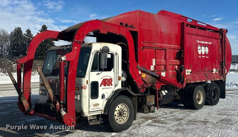 2005 Peterbilt 320 refuse truck - DT6458