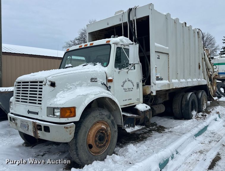 1997 International 4900 refuse truck - DT6460