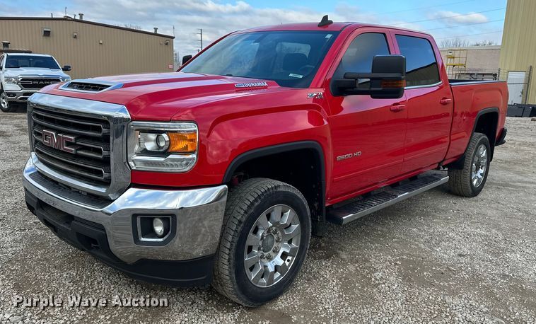 2017 GMC Sierra 2500HD Crew Cab pickup truck - DV0760