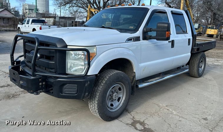 2016 Ford F350 Super Duty Crew Cab flatbed pickup truck - DV0766
