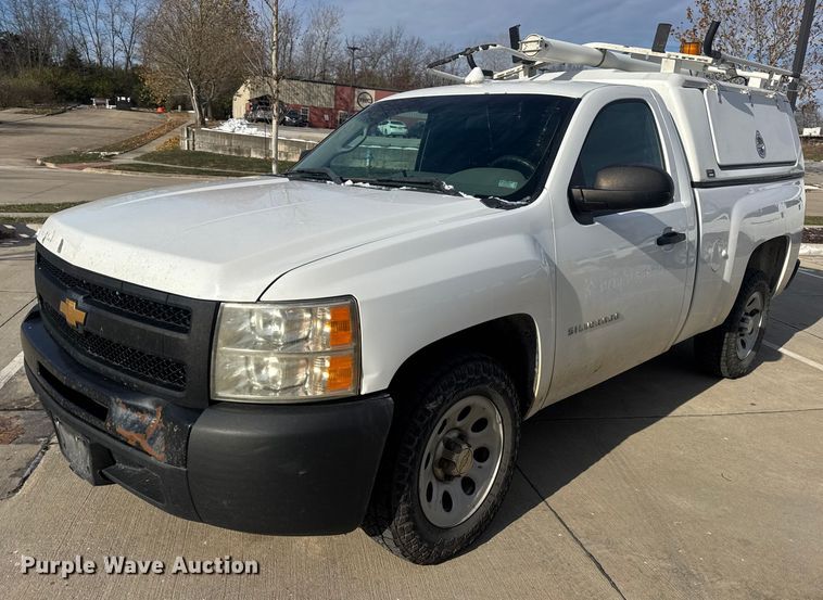 2013 Chevrolet Silverado 1500 pickup truck - DW6698