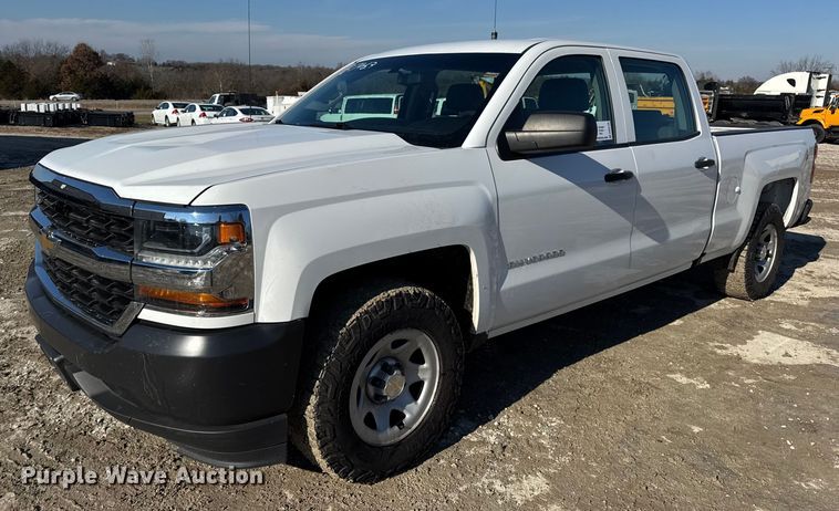 2017 Chevrolet Silverado 1500 Crew Cab pickup truck - DW6700