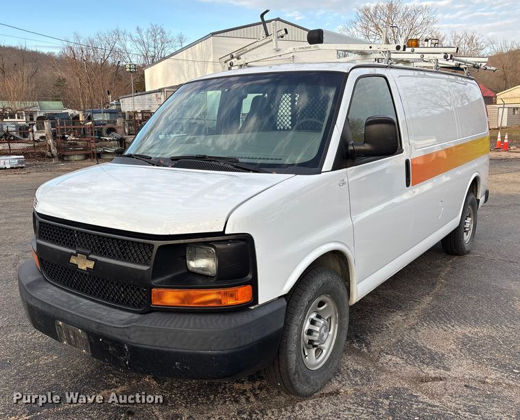 2017 Chevrolet Express 2500 van - DW7333