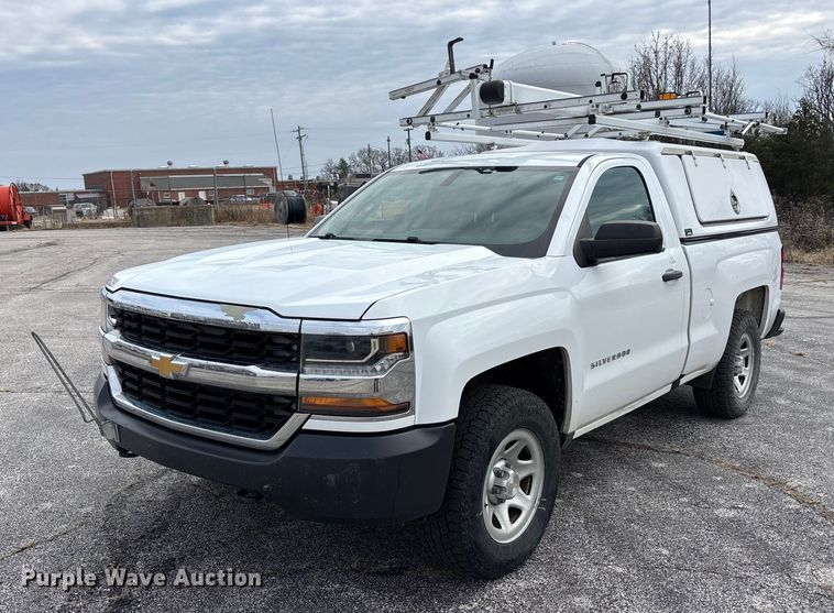 2016 Chevrolet Silverado 1500 pickup truck - DW7337