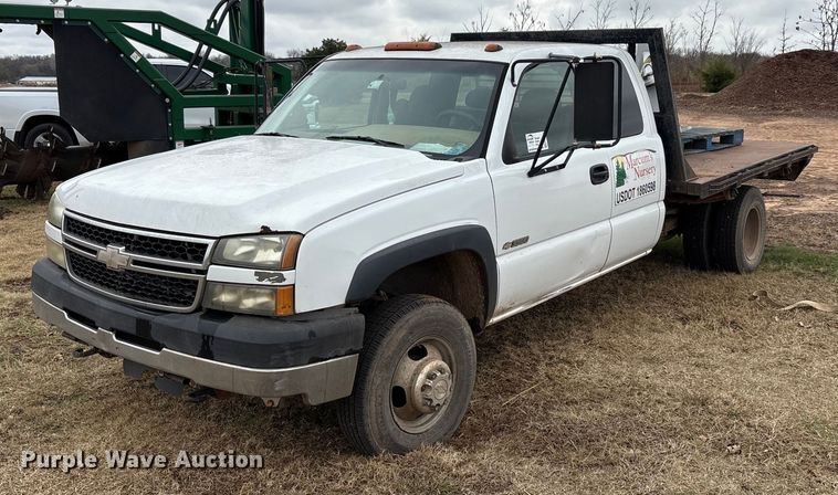 2007 Chevrolet Silverado Ext. Cab flatbed truck - EA7810
