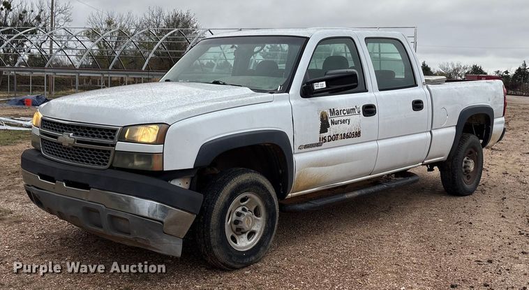 2005 Chevrolet Silverado Crew Cab pickup truck - EA7812