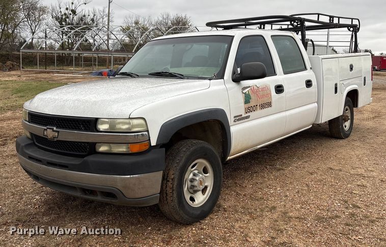 2002 Chevrolet Silverado Crew Cab utility bed pickup truck - EA7813