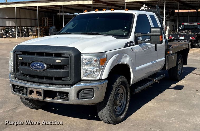2015 Ford F350 Super Duty Crew Cab flatbed pickup truck - EA7819