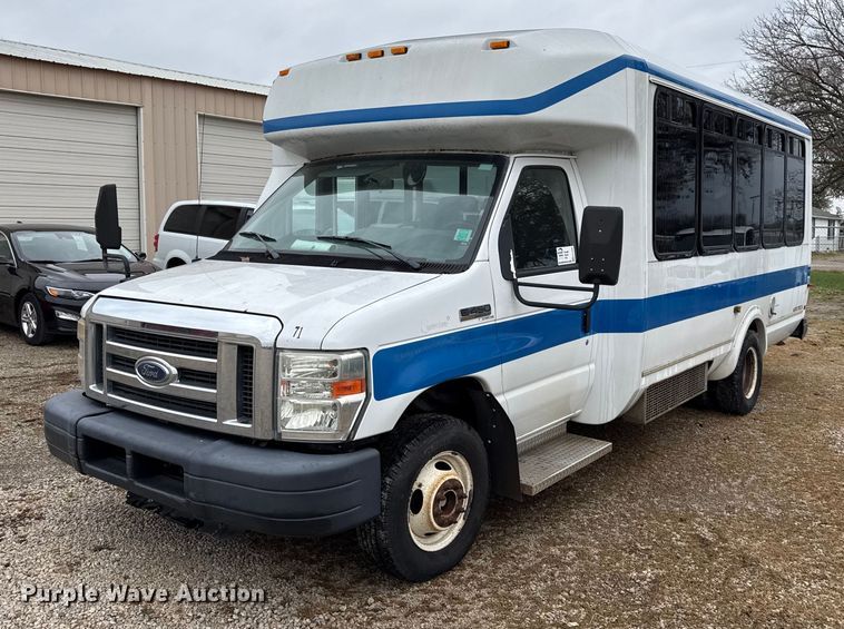 2013 Ford E450 Super Duty shuttle bus - EC4482