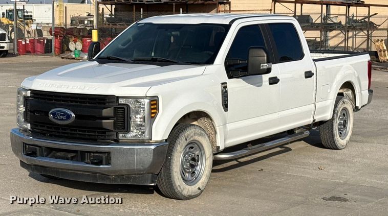 2019 Ford F250 Super Duty Crew Cab pickup truck - EE3380