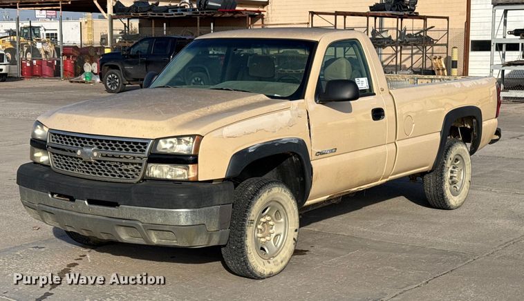 2005 Chevrolet Silverado 2500HD pickup truck - EE3381