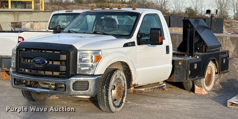 2016 Ford F350 flatbed pickup truck - EE3426