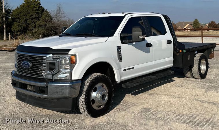 2022 Ford F350 Super Duty  Crew Cab flatbed pickup truck - EE4467