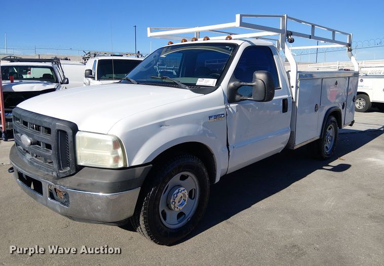 2007 Ford F350 Super Duty  utility bed pickup truck - EE5035