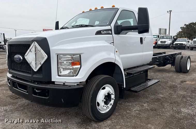 2016 Ford F650 Super Duty  truck cab and chassis - EG1780