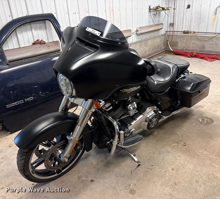 2017 Harley Davison Street glide motorcycle - EN0122