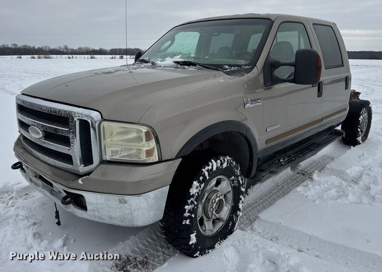 2006 Ford F250 Crew Cab pickup truck cab and chassis - EN0758
