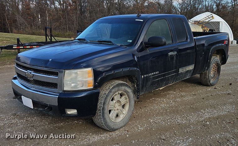2007 Chevrolet Silverado 1500 Ext. Cab pickup truck - EO4881