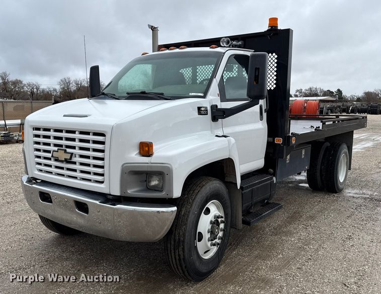 2004 GMC C7500 flatbed truck - EP2597