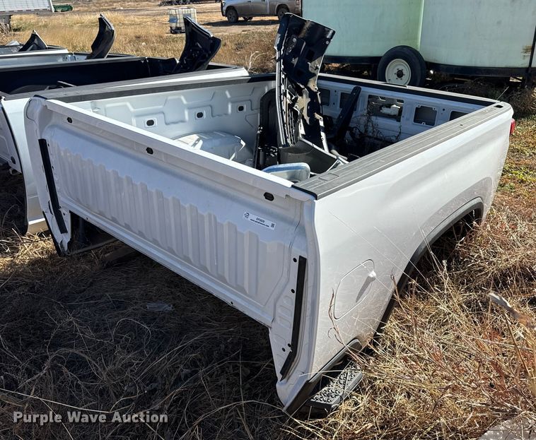 Chevrolet pickup truck bed - EP2629