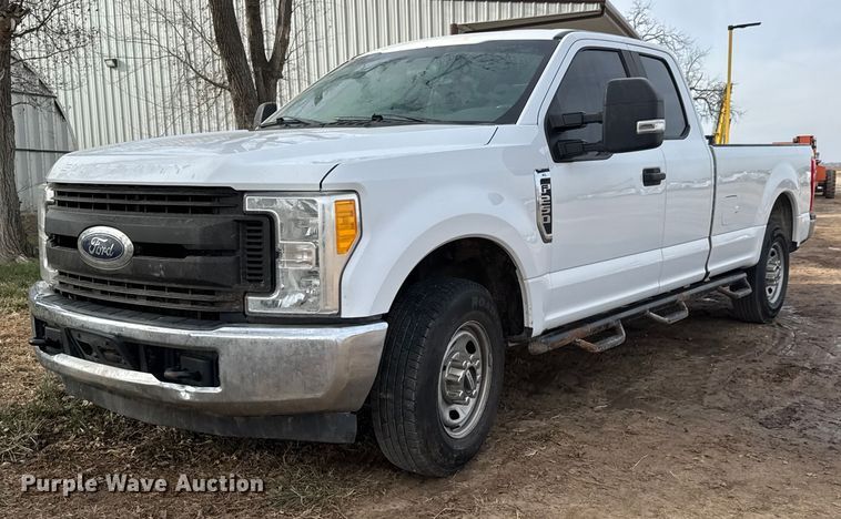 2017 Ford F250 Super Duty XL SuperCab pickup truck - ET4059
