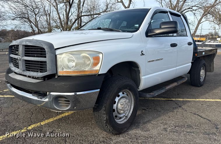 2006 Dodge Ram 2500 Quad Cab flatbed pickup truck - EU4016