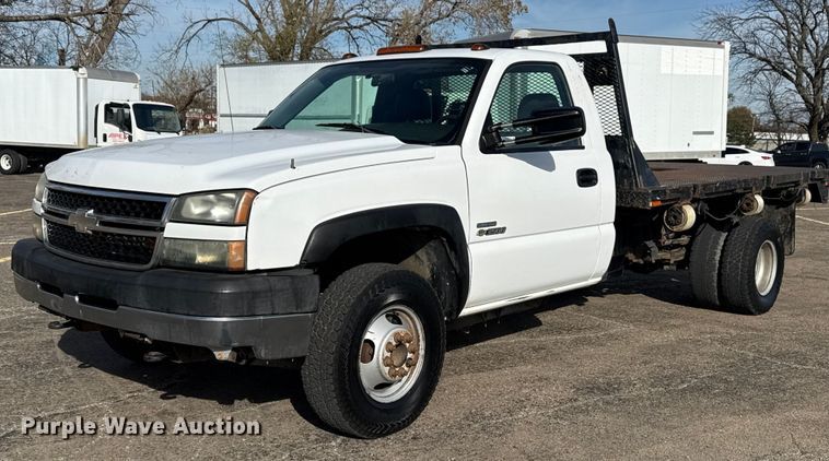 2006 Chevrolet Silverado 3500 flatbed pickup truck - EU4022