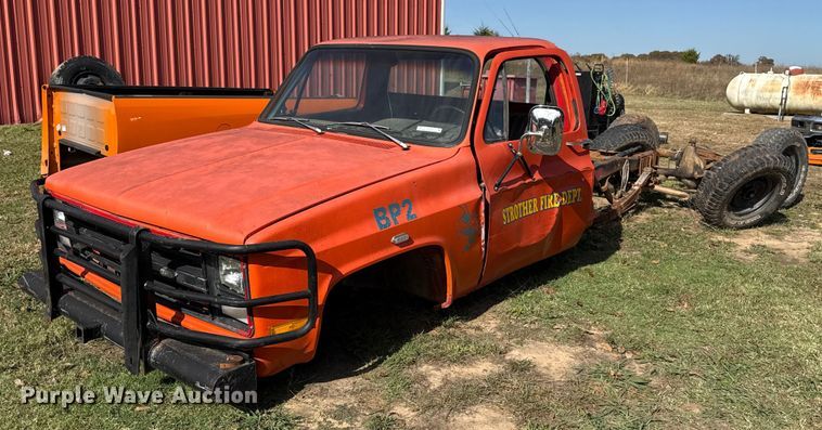 1985 Chevrolet D30 pickup truck cab and chassis - EU5353
