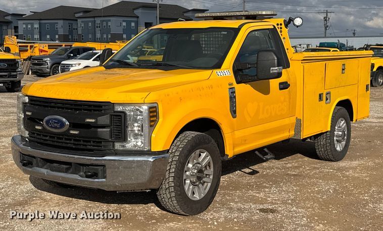 2019 Ford F350 Super Duty utility bed pickup truck - EU5463