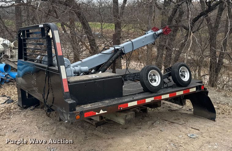 Flatbed pickup bed with wrecker boom - EU6380