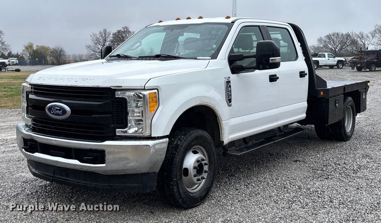 2017 Ford F350 Super Duty XL Crew Cab flatbed pickup truck - EV3359