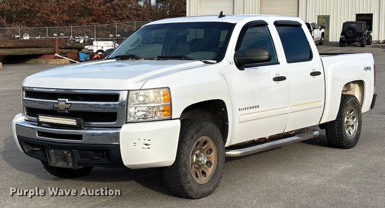 2011 Chevrolet Silverado 1500 Crew Cab pickup truck - EV3461