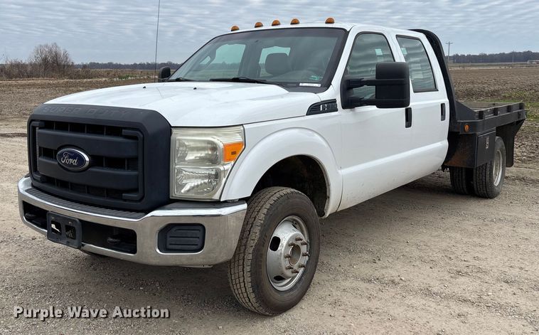 2013 Ford F350 Super Duty Crew Cab flatbed pickup truck - EV3475