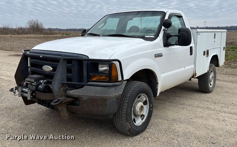 2006 Ford F350 Super Duty utility bed pickup truck - EV3477