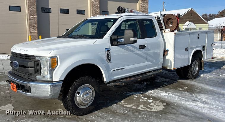 2017 Ford F350 SuperCab utility bed pickup truck - FG1507