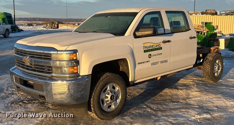 2015 Chevrolet Silverado 2500HD Crew Cab pickup truck cab and chassis - FG1539