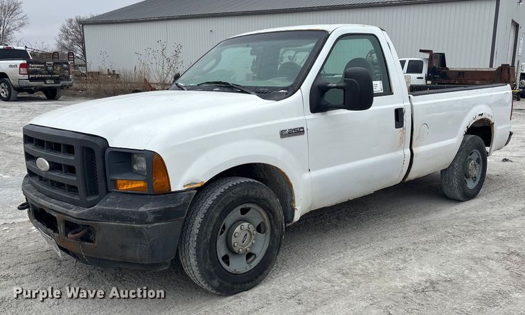 2005 Ford F250 Super Duty pickup truck - FG1553