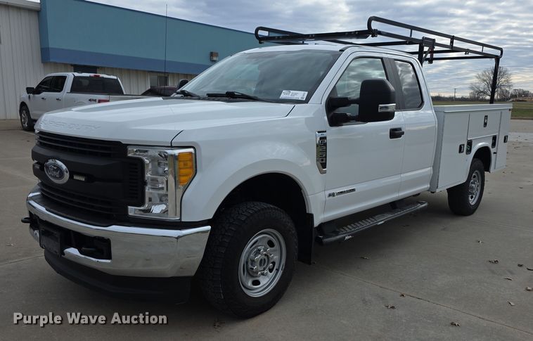 2017 Ford F250 Super Duty SuperCab pickup truck - FI0721