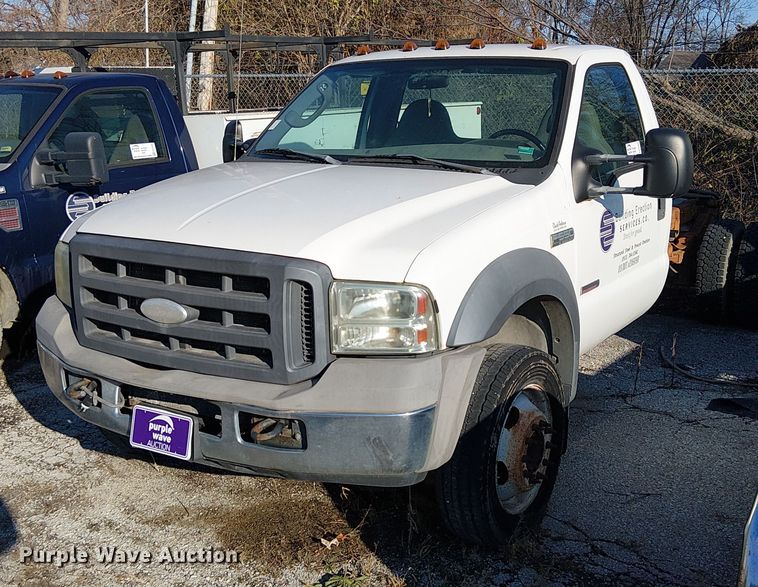 2005 Ford F550 truck cab and chassis - FK0805