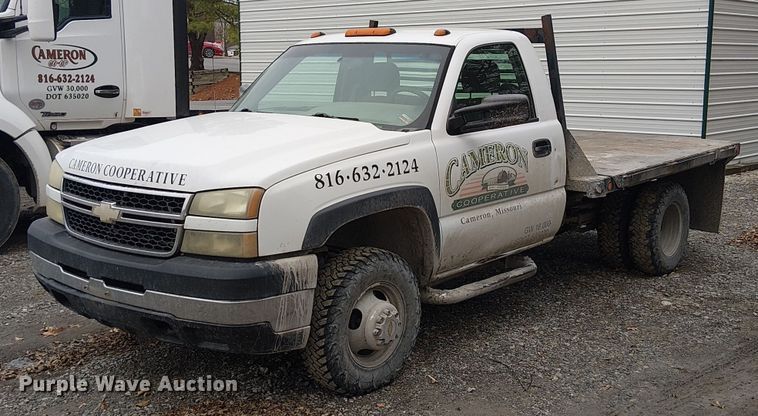 2006 Chevrolet Silverado 3500  flatbed pickup truck - FK0870